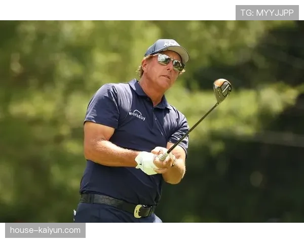 聚焦：米克尔森在LIV高尔夫联赛中扮演的球员兼队长角色